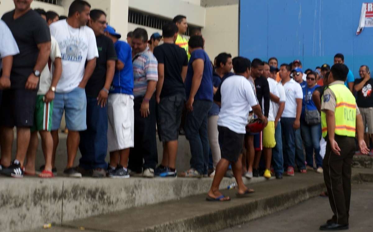 El personal policial realizar&aacute; los registros respectivos al p&uacute;blico asistente. Foto: Mario Rodr&iacute;guez / El Tel&eacute;grafo