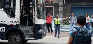 En la intersecci&oacute;n de Tungurahua y Primero de Mayo, los choferes de buses aprovechan que los agentes est&aacute;n hacia la izquierda y pasan con las puertas abiertas.