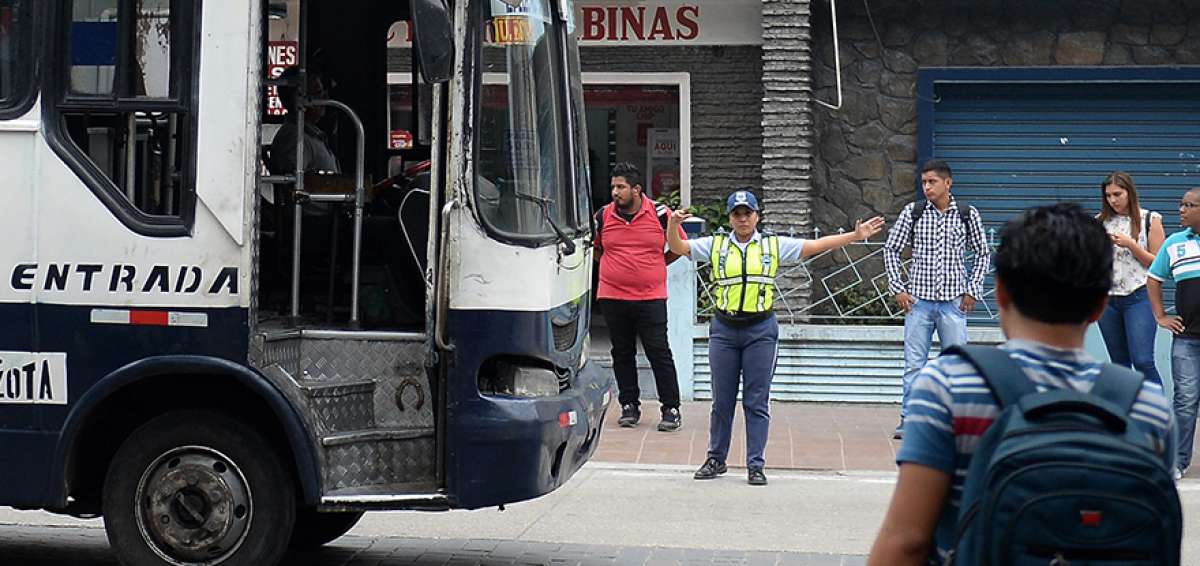 En la intersecci&oacute;n de Tungurahua y Primero de Mayo, los choferes de buses aprovechan que los agentes est&aacute;n hacia la izquierda y pasan con las puertas abiertas.