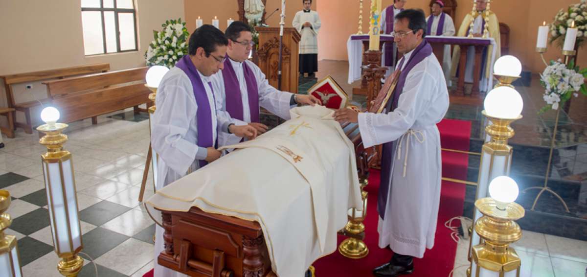 La estola sacerdotal, la casulla y el libro del evangelio acompa&ntilde;an el f&eacute;retro de monse&ntilde;or Luis Alberto Luna Tobar en la Iglesia del Sagrado Coraz&oacute;n de la Armenia.