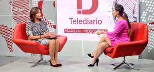 La presidenta de la Asamblea, Elizabeth Cabezas (izq.) responde preguntas de la periodista de Telediario, Mariuxi Mosquera (der.).