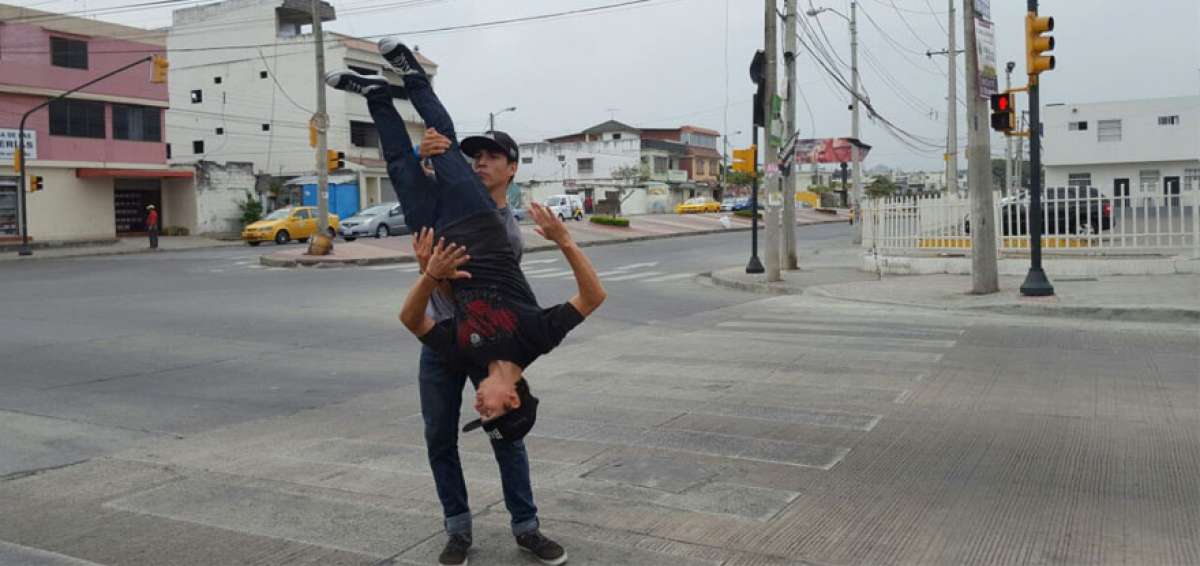 Joe, de 22 a&ntilde;os, e &Iacute;talo Estrada, de 30, entretienen a los conductores en la Jos&eacute; Tamayo e Isidro Ayora.