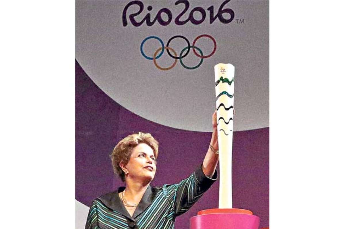 La presidenta de Brasil, Dilma Rousseff, exhibi&oacute; el modelo de la antorcha ol&iacute;mpica que ser&aacute; utilizada para inaugurar los juegos ol&iacute;mpicos de R&iacute;o 2016. Foto: AFP