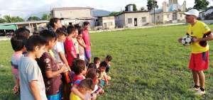 Ni&ntilde;os y j&oacute;venes atienden las indicaciones que da &ldquo;Machito&rdquo;. Ellos siempre motivan a su entrenador..
