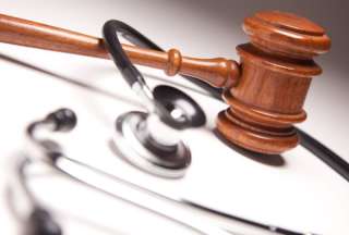El homicidio culposo por mala práctica médica está tipificado y sancionado en el artículo 146, inciso tercero, del Código Orgánico Integral Penal (COIP).