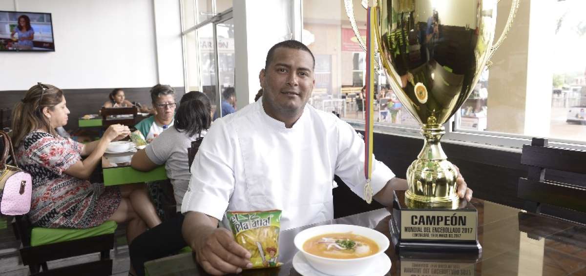 En el local de Villa Club, Jonathan Ch&aacute;vez junto a su esposa supervisan el trabajo de sus 8 empleados que se desenvuelven entre la cocina y las mesas.