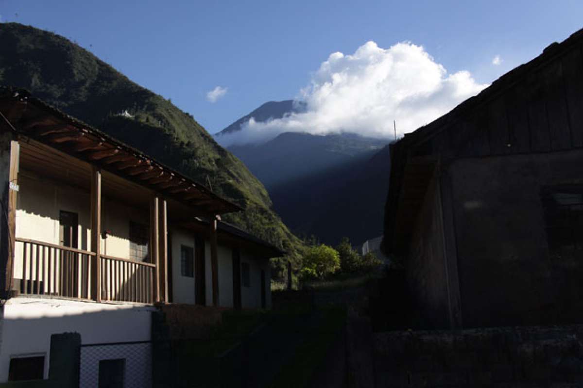 Las nubes ocultan el cr&aacute;ter del Tungurahua tres d&iacute;as seguidos