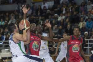UTE pudo sacar avante su juego luego de la expulsi&oacute;n de Dixon Mina en el quinteto portovejense. Foto: Marco Salgado / El Tel&eacute;grafo