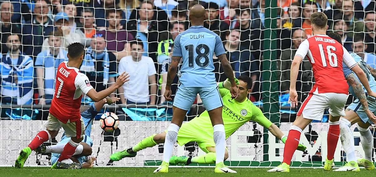 Alexis S&aacute;nchez mete al Arsenal en la final de la Copa de Inglaterra