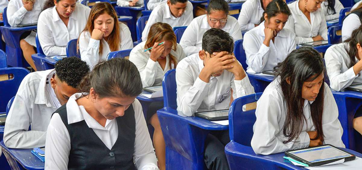 Estudiantes de la unidad educativa intercultural biling&uuml;e Fernando Daquilema desarrollaron la evaluaci&oacute;n en el auditorio del Colegio Vicente Rocafuerte.