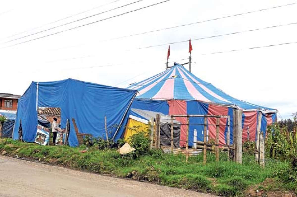 Armar la carpa, el escenario principal, los grader&iacute;os, les toma medio d&iacute;a a los due&ntilde;os del circo. Cada 3 meses  lo desarman para trasladarse a otra provincia de Ecuador. Foto: Jos&eacute; Luis LLivisaca |  El Tel&eacute;grafo