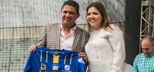 El presidente del Delf&iacute;n, Jos&eacute; Delgado le regal&oacute; una camiseta del club a la vicepresidenta de Ecuador, Mar&iacute;a Alejandra Vicu&ntilde;a.