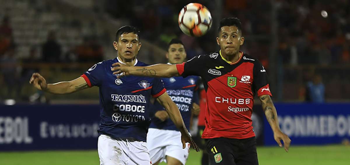 El volante Jonathan de la Cruz (d), de Deportivo Cuenca, durante el partido de ida contra Jorge Wilstermann, que se jug&oacute; el 19 de julio pasado.