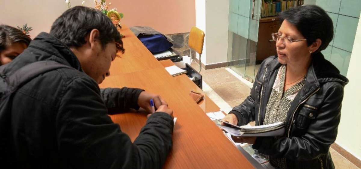 Este espacio cuenta con varias computadoras que los usuarios pueden usar para realizar consultas por Internet.
