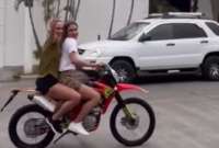 La asambleísta Nathalie Viteri (der.) junto a su hermana, la alcaldesa Cynthia Viteri, en un video donde no usaban casco de protección.