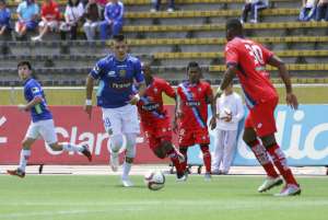 Carlos Garc&eacute;s (azul) fue expulsado en el Deportivo Cuenca. Foto cortes&iacute;a de Andes.