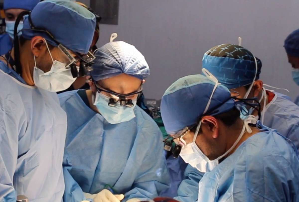Doctores del Hospital Jos&eacute; Carrasco Arteaga realizando el trasplante multiorg&aacute;nico