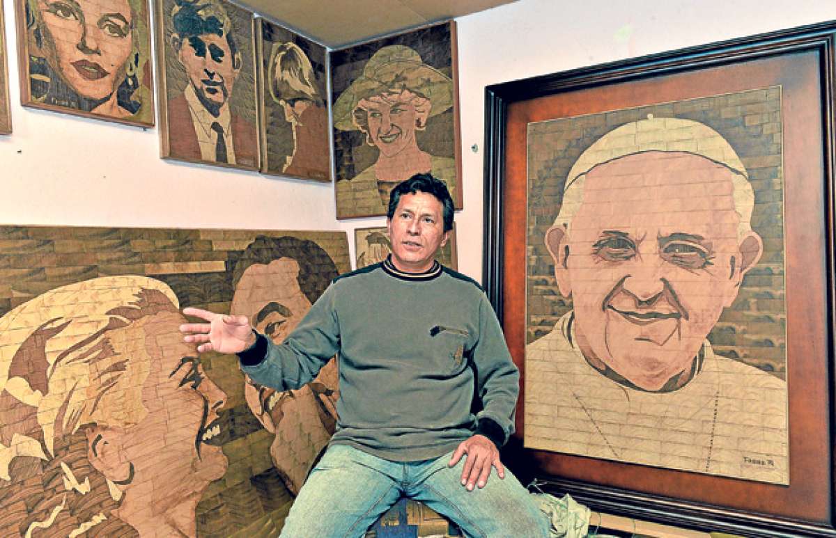 El retrato del papa Francisco es uno de los recientes trabajos de Marco Freire, pero no ser&aacute; el &uacute;ltimo. Tiene en mente a otros personajes de fama mundial. Foto: Roberto Ch&aacute;vez / El Tel&eacute;grafo