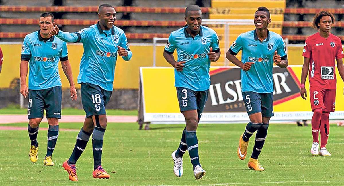 Alejandro Espinosa (18) celebra el tercero de los cuatro goles que marc&oacute; ayer la Universidad Cat&oacute;lica. Foto: Fernando Sandoval / El Tel&eacute;grafo