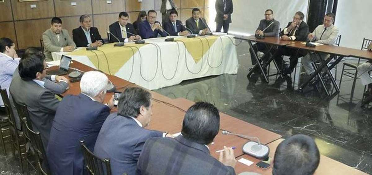 Representantes de los taxistas se reunieron ayer con autoridades de la Asamblea Nacional para tratar las reformas a la Ley de Tr&aacute;nsito.