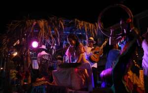 La murga con temas culturales fue parte de las celebraciones. Foto: Rodolfo P&aacute;rraga / EL TEL&Eacute;GRAFO 