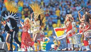 La cantante colombiana Shakira (centro) junto al brasile&ntilde;o Carlinhos Brown (izq.) durante un momento de la clausura en el estadio Maracan&aacute; de R&iacute;o de Janeiro. Foto: AFP