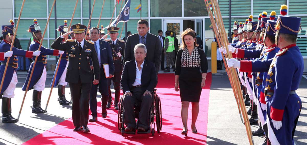 El presidente de la Rep&uacute;blica, Len&iacute;n Moreno, recibe los honores previo a su salida del pa&iacute;s, ayer por la tarde.