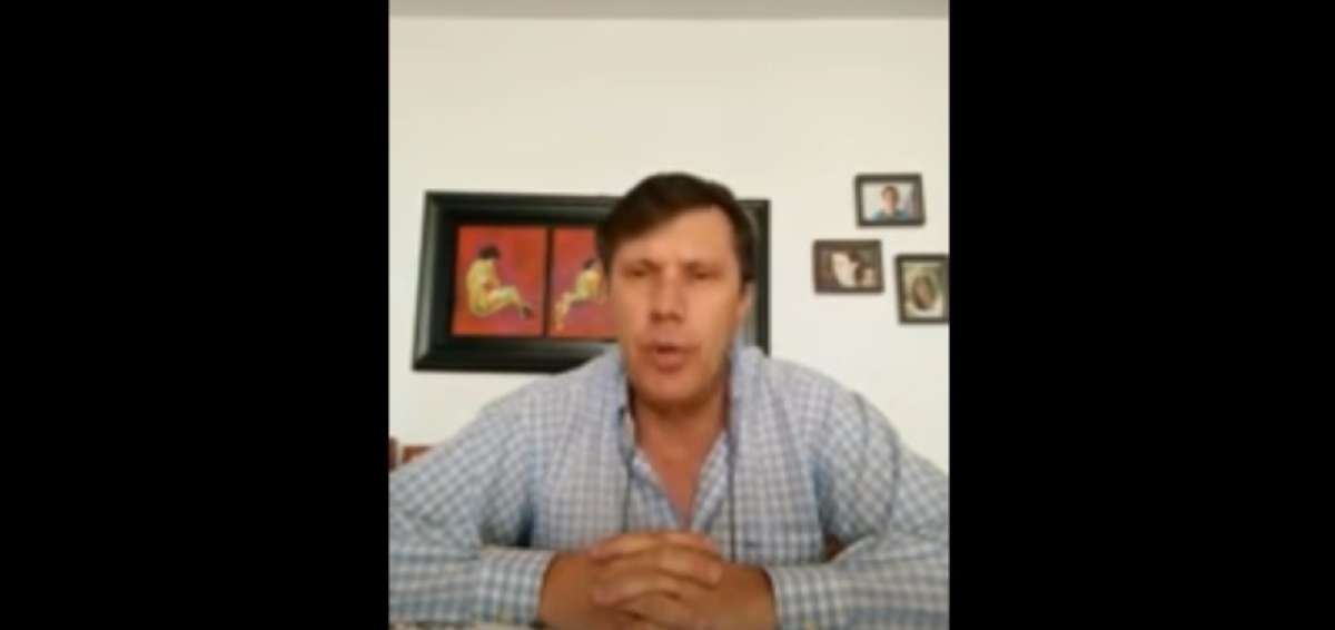 Captura de video en el que aparece el director del portal Ecuador En Vivo, Alfonso P&eacute;rez.