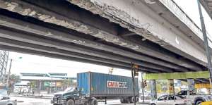 En la Avenida 25 de Julio, a la altura de Las Esclusas, en un paso est&aacute;n expuestas las varillas. Foto: William Orellana / El Tel&eacute;grafo