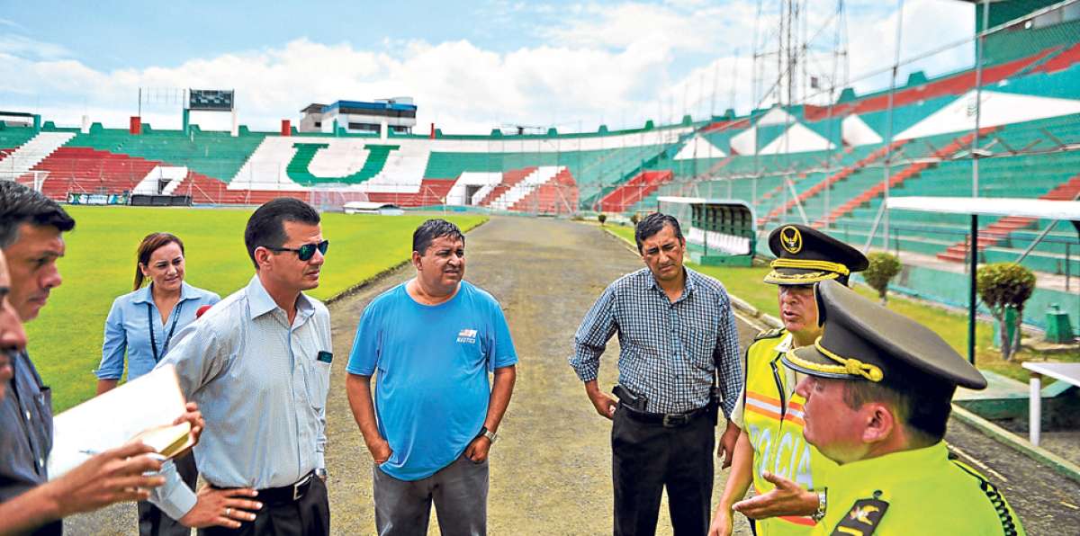 Autoridades manabitas recorrieron el estadio Reales Tamarindos para verificar su estado antes de la final. Foto: Rodolfo P&aacute;rraga / El Tel&eacute;grafo