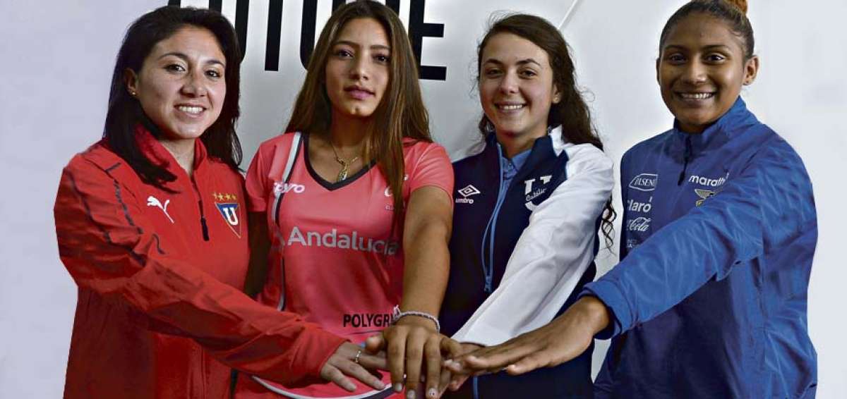 Las jugadoras, de izquierda a derecha: Daniela S&aacute;enz (Liga), Melisa Mart&iacute;nez (&Ntilde;a&ntilde;as), Mar&iacute;a Paz V&eacute;lez (U. Cat&oacute;lica) y Analiz Zambrano (selecci&oacute;n sub-20).