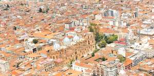 Desde el aire se observan las cubiertas rojizas de las edificaciones del Centro Hist&oacute;rico. Foto: Archivo