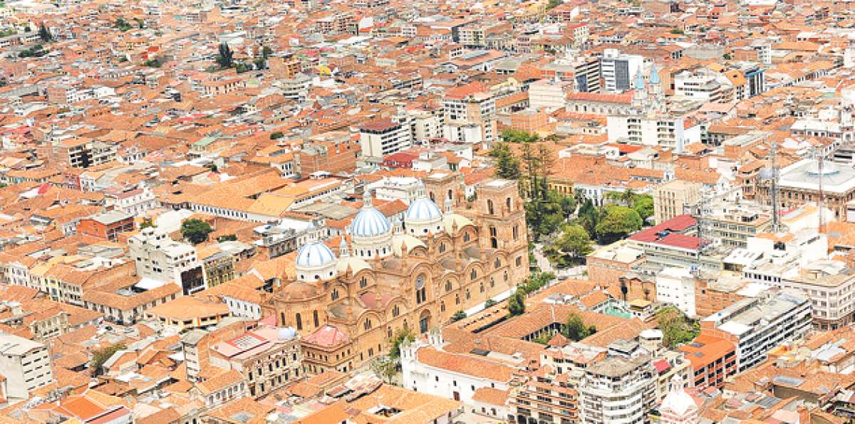 Desde el aire se observan las cubiertas rojizas de las edificaciones del Centro Hist&oacute;rico. Foto: Archivo