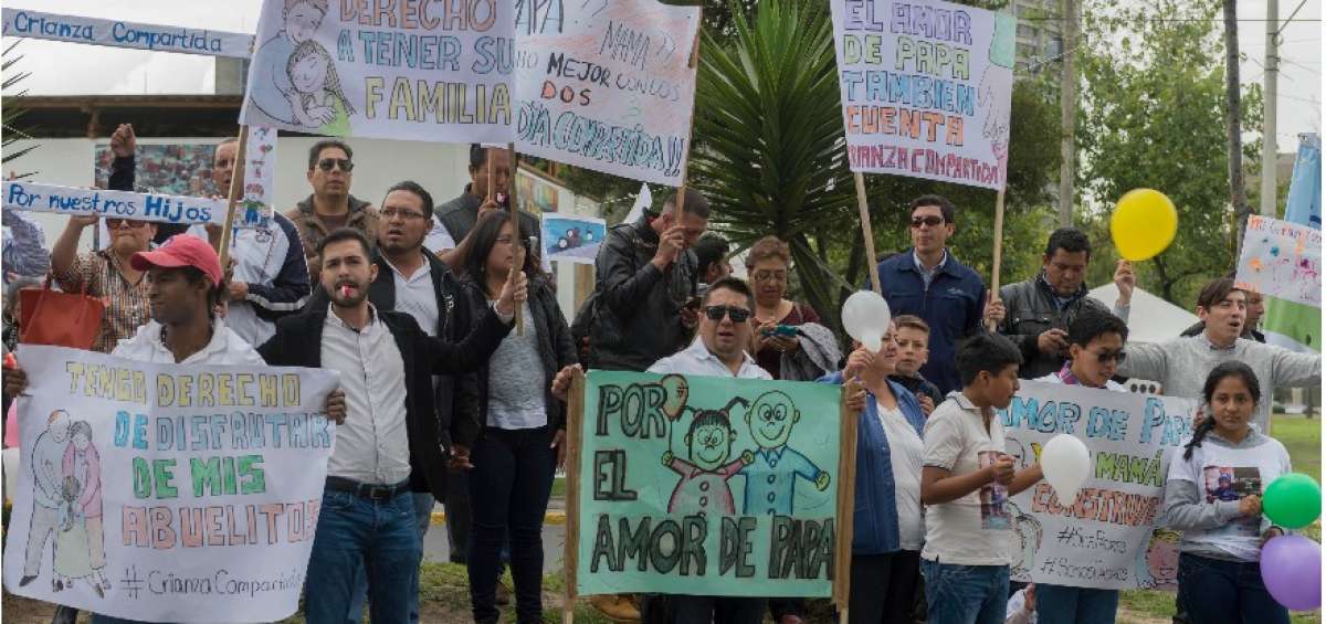 Decenas de hombres y mujeres acudieron a los exteriores de la Corte Constitucional para pedir coparentalidad y corresponsabilidad de padres y madres.