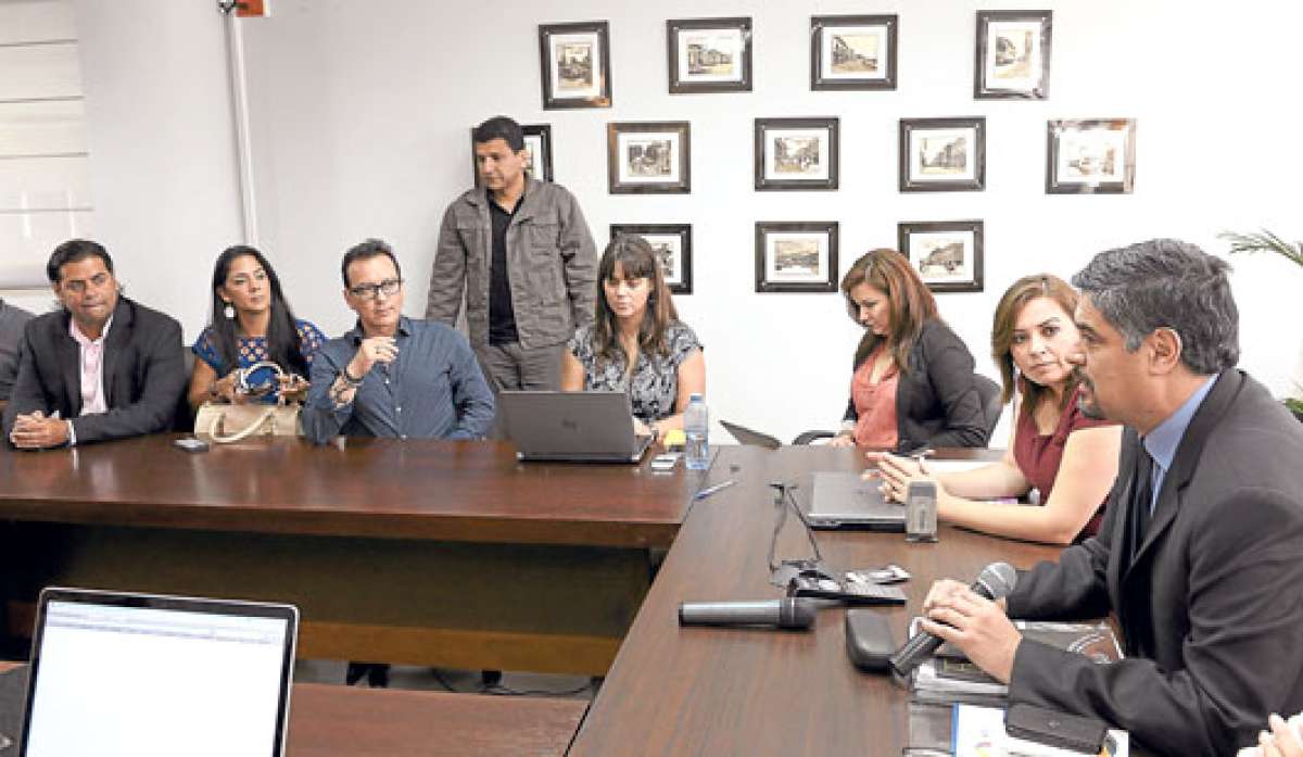 La reuni&oacute;n se efectu&oacute; en las instalaciones de la empresa Editogran, en Guayaquil. Foto: Alfredo Piedrah&iacute;ta.