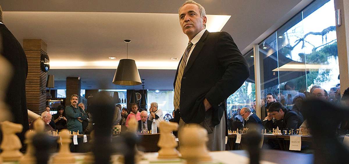 En septiembre de 2011, el excampe&oacute;n mundial Garry Kasparov asisti&oacute; a una demostraci&oacute;n del juego en Porto Alegre, Brasil.