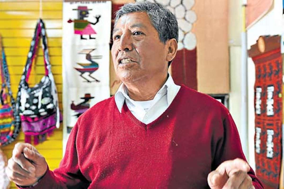 En el local de Alfonso, se pueden encontrar  carteras, bolsos y ponchos de lana de oveja. Foto: Roberto Ch&aacute;vez |  El Tel&eacute;grafo