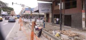 En 10 de Agosto, cuatro letreros anuncian obras del cabildo. Algunas paradas de la Fundaci&oacute;n Metrov&iacute;a son usadas para promoci&oacute;n municipal.
