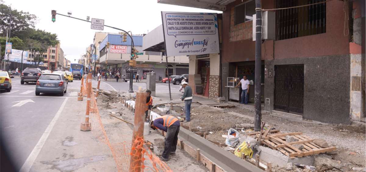 En 10 de Agosto, cuatro letreros anuncian obras del cabildo. Algunas paradas de la Fundaci&oacute;n Metrov&iacute;a son usadas para promoci&oacute;n municipal.