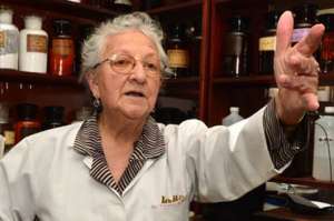 En la actualidad, la exmaestra y alumna del Benigno Malo es administradora de la botica Olmedo, una de las  m&aacute;s tradicionales de Cuenca, all&iacute; atiende con sus hijos. Foto: Jos&eacute; Luis LLivisaca |  El Tel&eacute;grafo