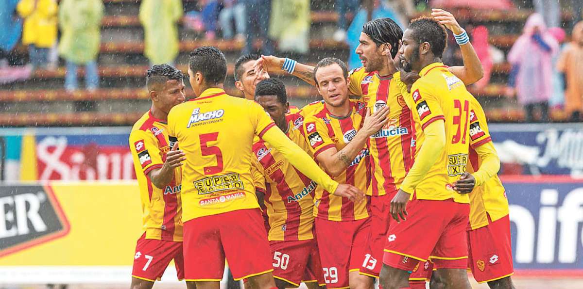 Sebasti&aacute;n Abreu lleva tres goles en el campeonato ecuatoriano. En la gr&aacute;fica celebra con sus compa&ntilde;eros. Foto: Archivo / El Tel&eacute;grafo