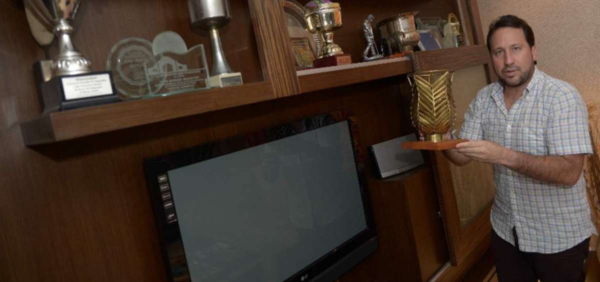  Luis Adri&aacute;n reside en Guayaquil; sus hermanos y familiares viven en Miami, por lo que viaja constantemente. Sin embargo, reconoce que su trabajo est&aacute; en Ecuador, donde es organizador del Masters de Quito.