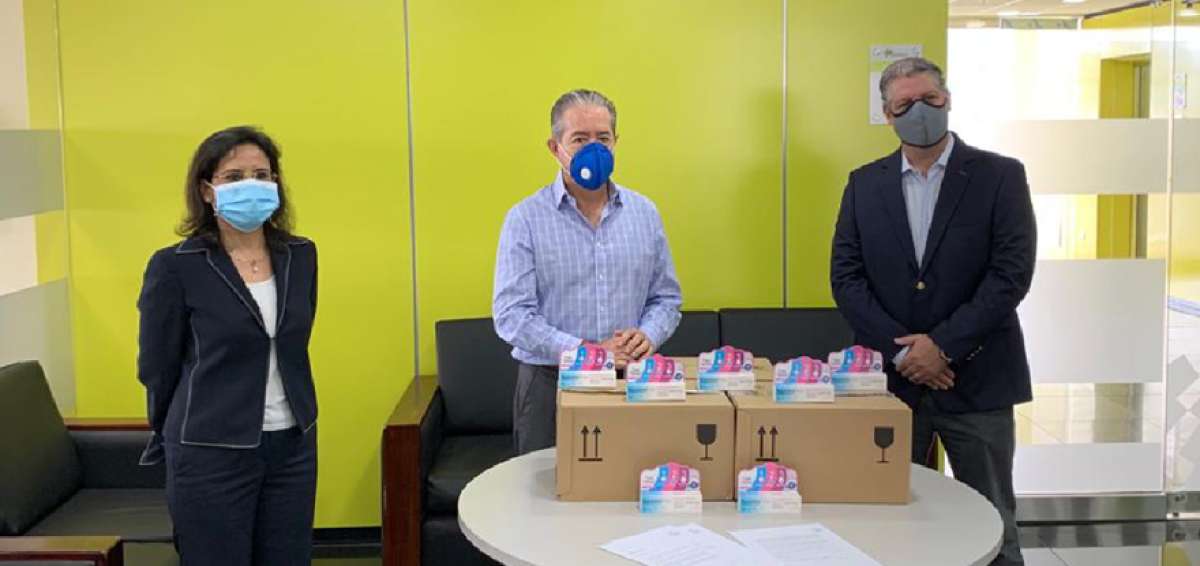 Lily Villac&iacute;s, gerenta general/Bayer Ecuador; Juan Carlos Zevallos, ministro del MSP, y Antonio Costa, l&iacute;der comercial de Consumer Health Bayer. 