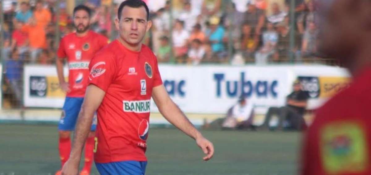 Futbolista es informado de la muerte de su madre en pleno partido