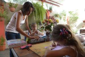 Las clases de arteterapia se ajustan a las necesidades de aprendizaje de cada ni&ntilde;o o ni&ntilde;a, a su edad y los problemas que tengan en casa. Jos&eacute; Mor&aacute;n / El Tel&eacute;grafo