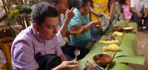 La degustaci&oacute;n del sa&iacute;no al carb&oacute;n se realiza en una gran mesa ubicada en la comuna San Jacinto, de la provincia de Pastaza.
