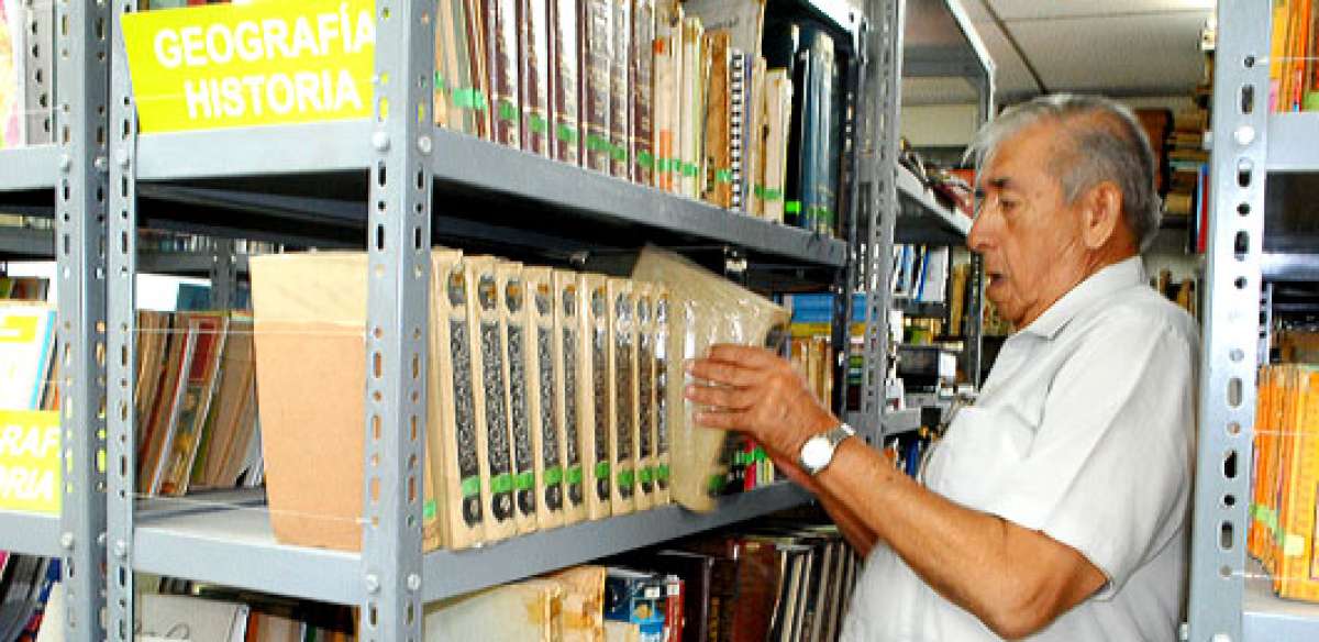 Las bibliotecas no tienen el  n&uacute;mero de personas que  aspiran, las redes sociales como el Facebook y el Twitter, seg&uacute;n literatos han provocado la disminuci&oacute;n de lectores. Foto: Fabricio Cruz |  para El Tel&eacute;grafo