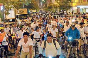 El pasado jueves 4 de diciembre se realiz&oacute; la &lsquo;Pedaleada blanca&rsquo; en Guayaquil. Foto: Eduardo Escobar / El Tel&eacute;grafo