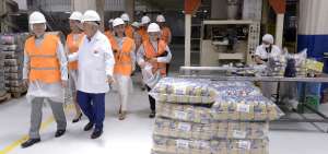 El ministro Cassinelli (izquierda) recorri&oacute; la planta de Sumesa, que elabora l&iacute;quidos, solubles y pastas.