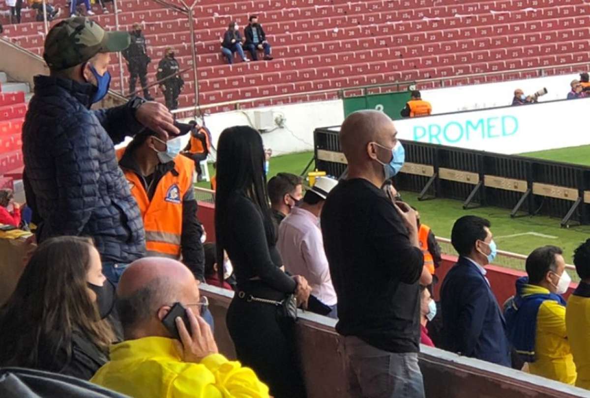 Las mascarillas quir&uacute;rgicas predominaron entre los hinchas del Ecuador